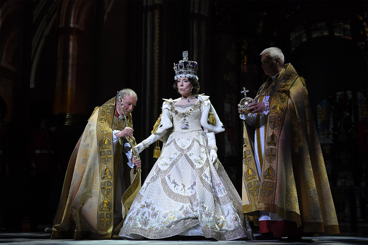 Актриса Инна Чурикова в роли Королевы Елизаветы II в сцене из спектакля «Аудиенция» в Театре Наций в Москве