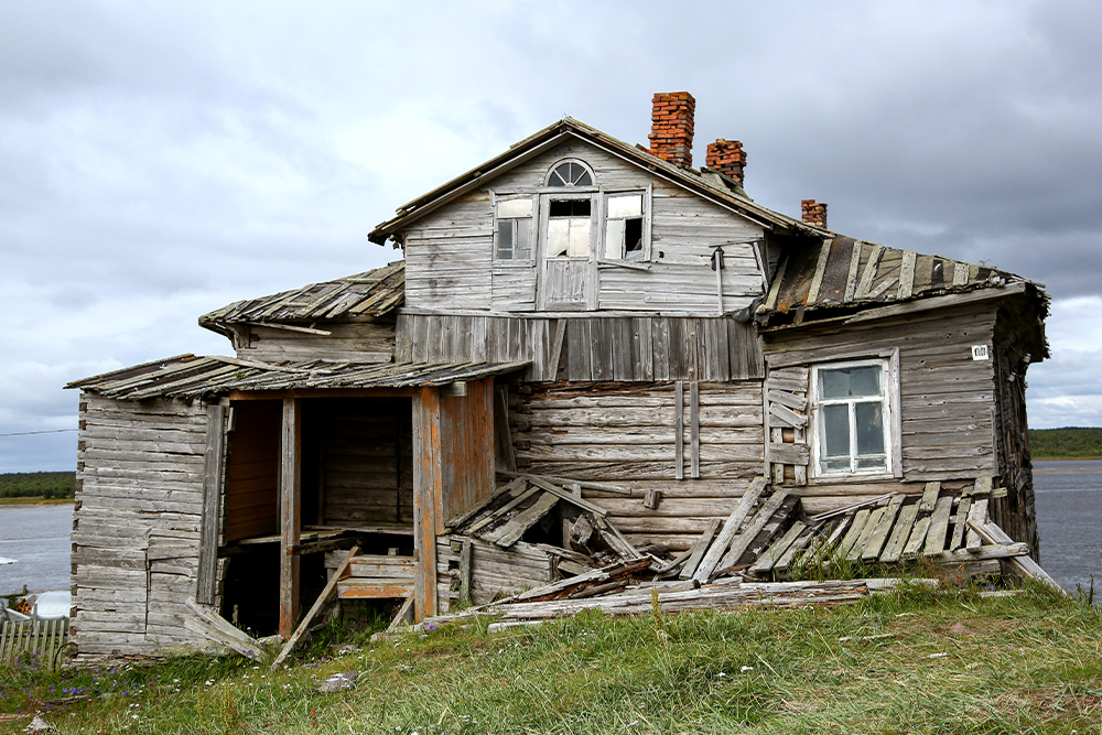 Заброшенный дом в селе Кузомень. Мурманская область