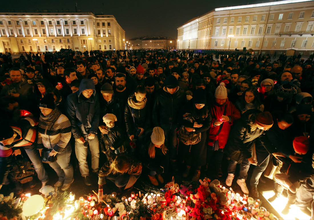 Жители Санкт-Петербурга возлагают цветы и зажигают свечи на Дворцовой площади в память о жертвах авиакатастрофы российского авиалайнера в Египте. В результате катастрофы погибли 217 пассажиров и 7 членов экипажа