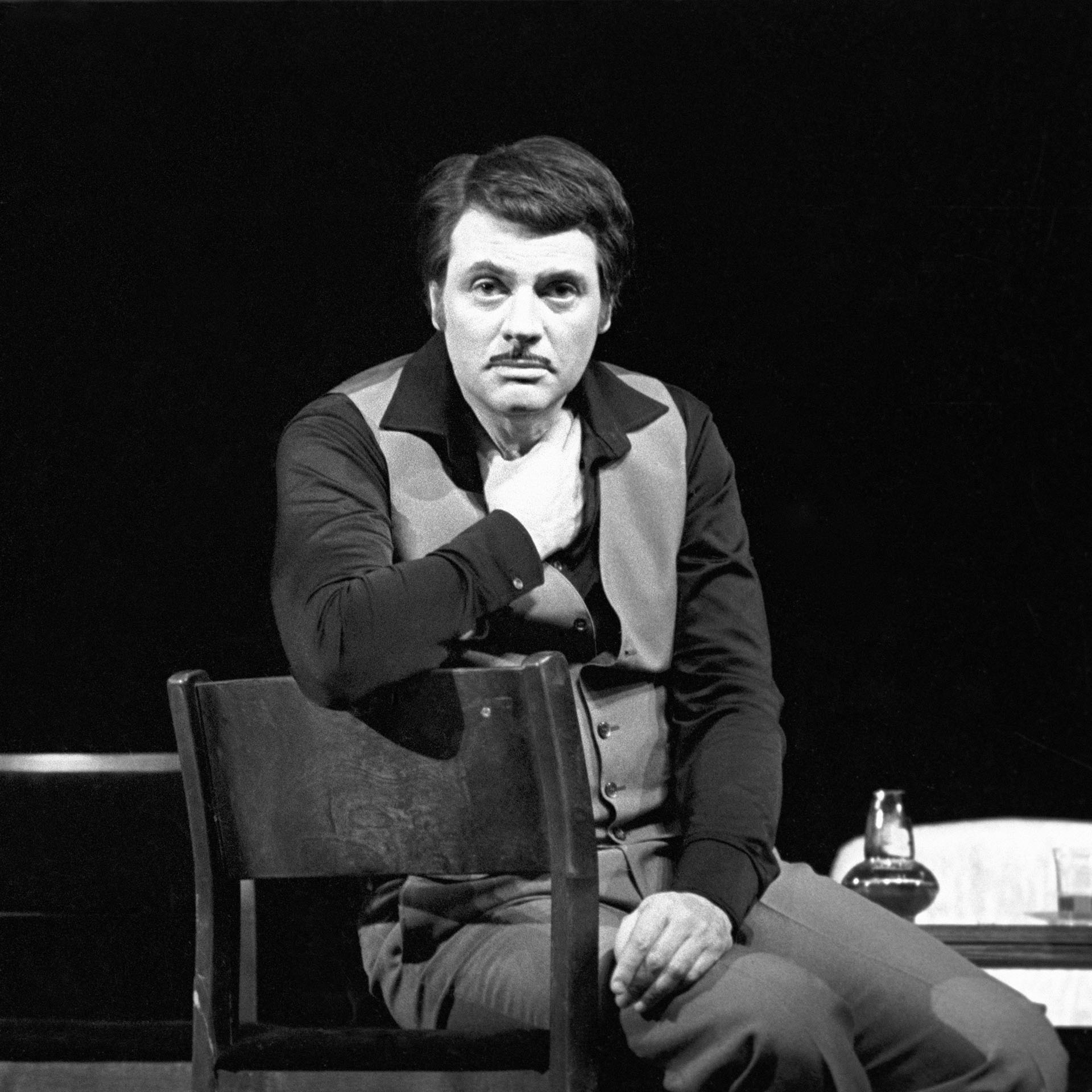 Сцена из спектакля театра Сатиры «Чудак», Александр Ширвиндт в роли Ахмеда Рыза, 10 апреля 1980 года