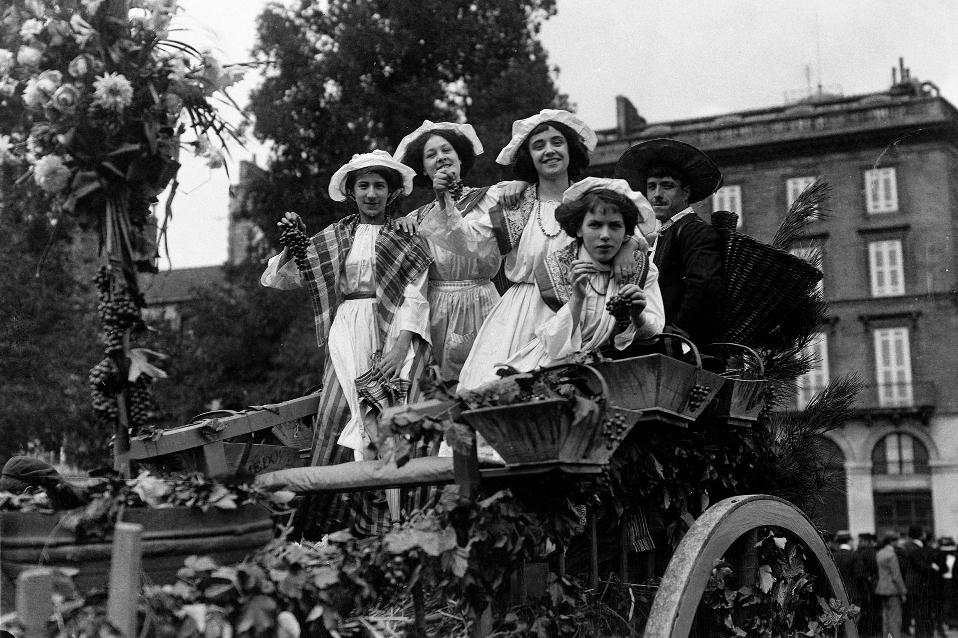 Фестиваль винограда Fête des Vendanges с различными мероприятиями и театрализованными представлениями в Бордо, 1909 год