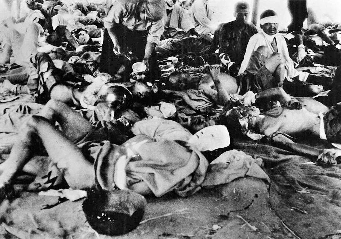 Жертвы взрыва в тенте Второго военного госпиталя Хиросимы на берегу реки Ота