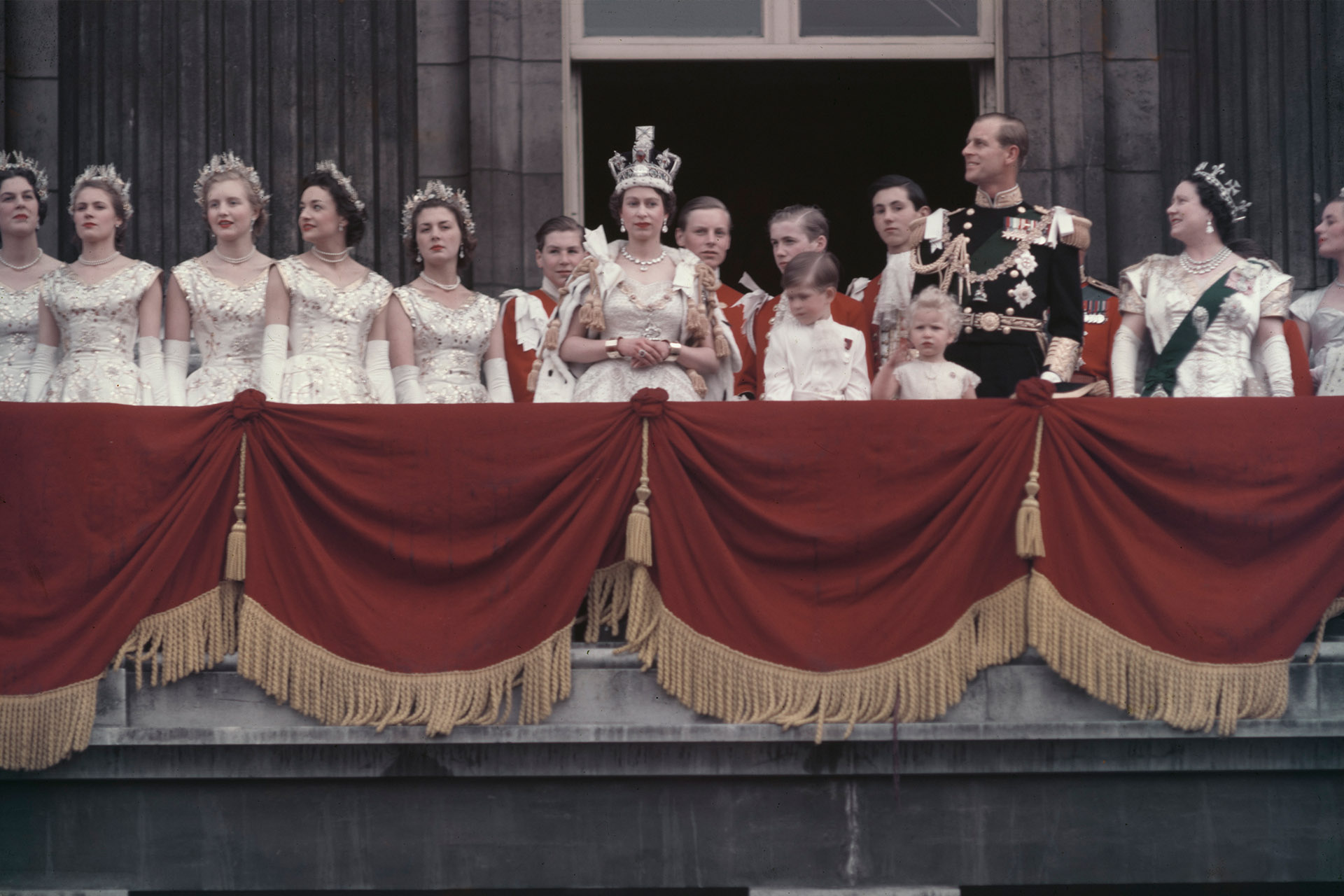 Королева Елизавета II и герцог Эдинбургский приветствуют толпу с балкона Букингемского дворца в Лондоне после коронации Елизаветы, 2 июня 1953 года