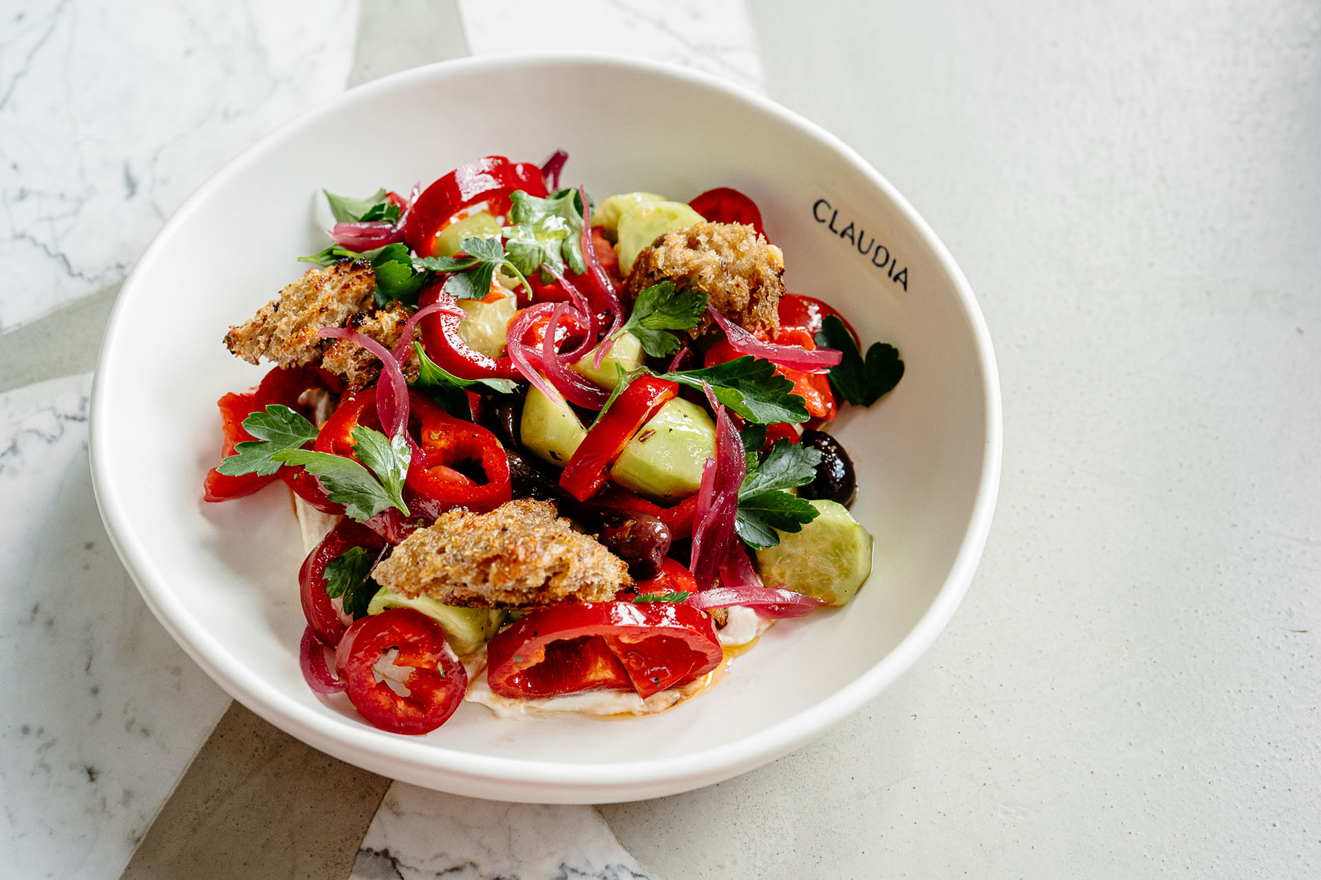 Итальянский салат с курятиной, жаренной на гриле