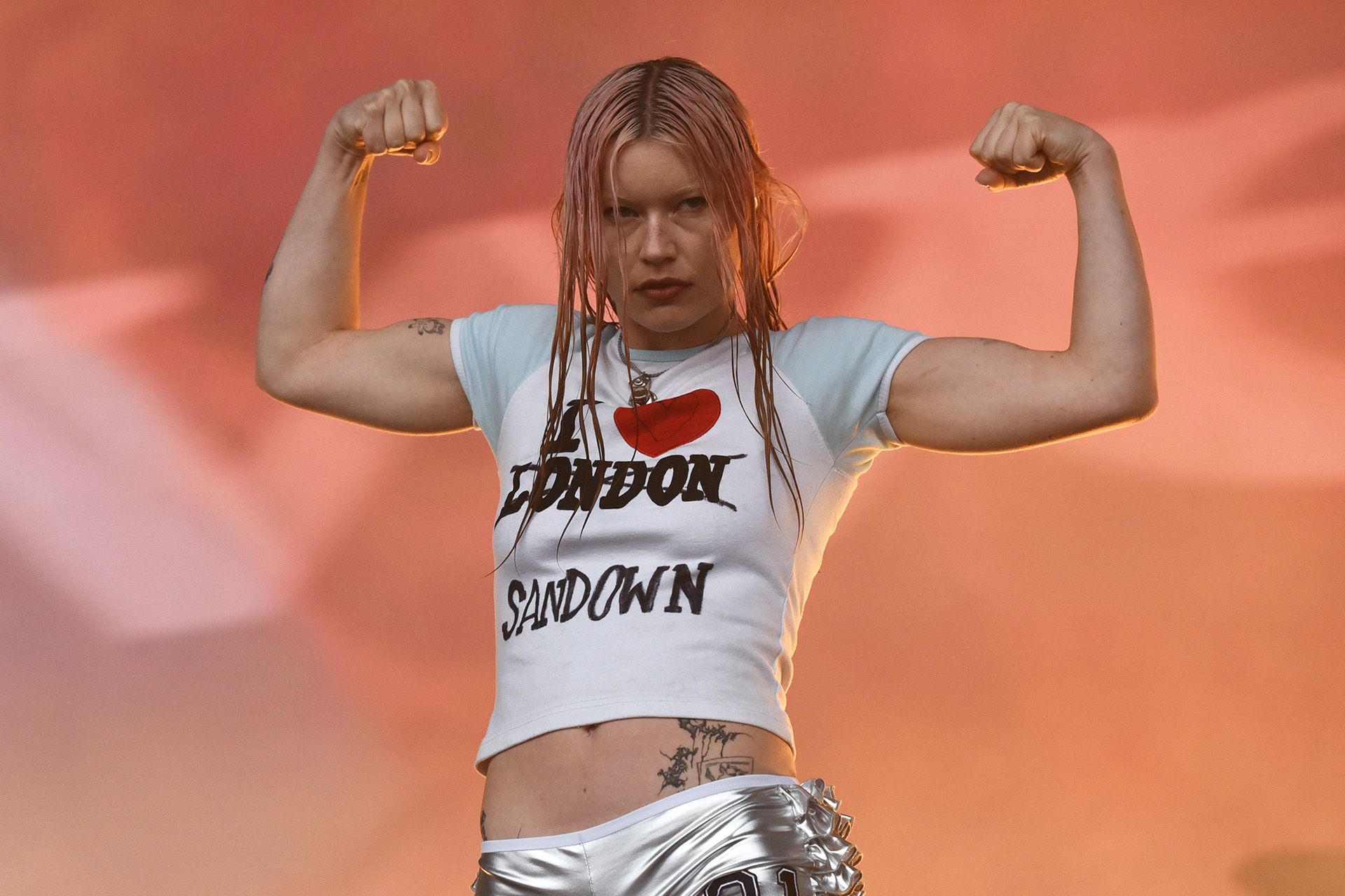 Райан Тисдейл из Wet Leg во время выступления на Wilderness Festival 2025