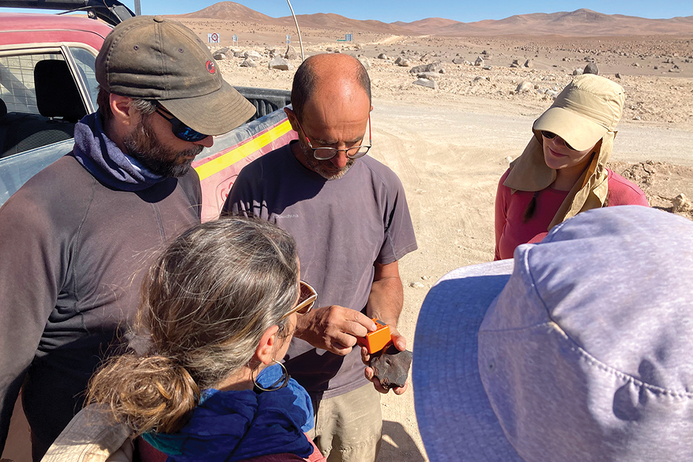 Исследователи метеоритов работают с измерителем магнитной восприимчивости в пустыне Атакама