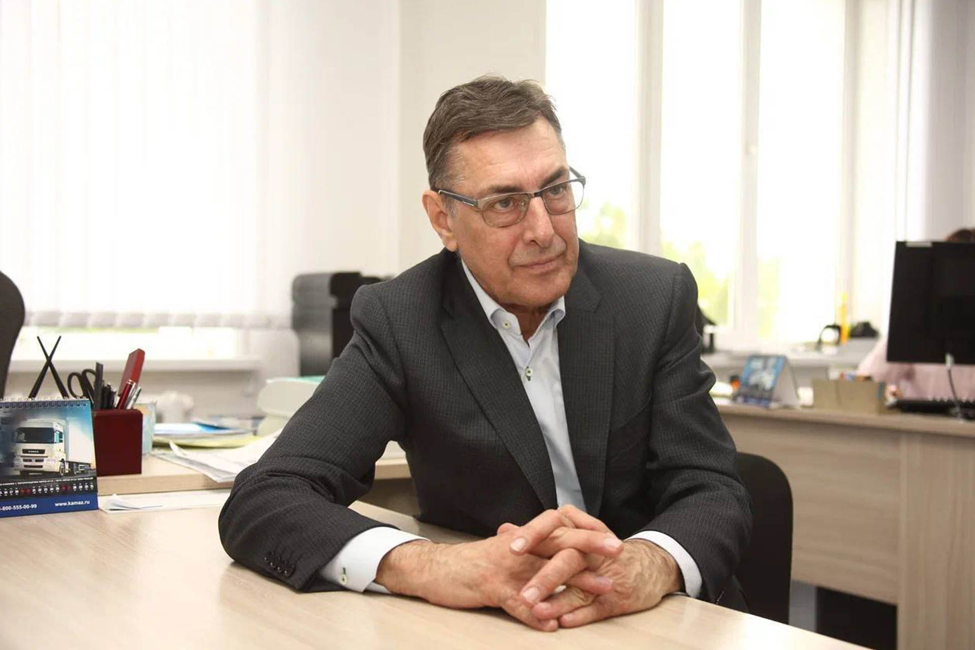 Ханс петер мозер. Мозер ханс петер биография. Камаз ханс-петер. Ханс-петер минетти. Директор москвича.