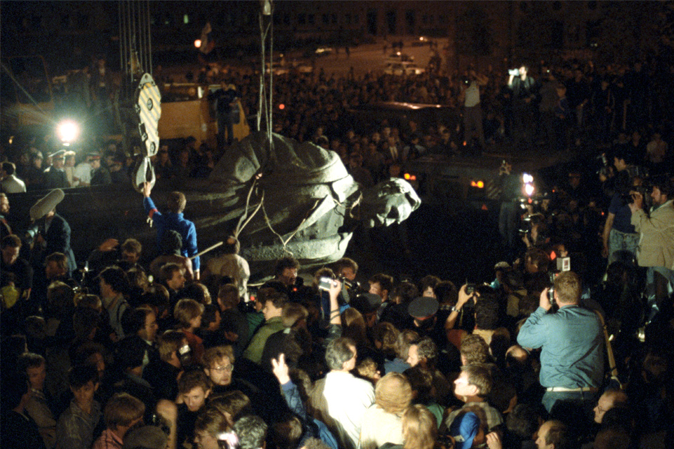 После распада СССР начался снос советских памятников. На фото демонтаж памятника Дзержинскому, 1991 год