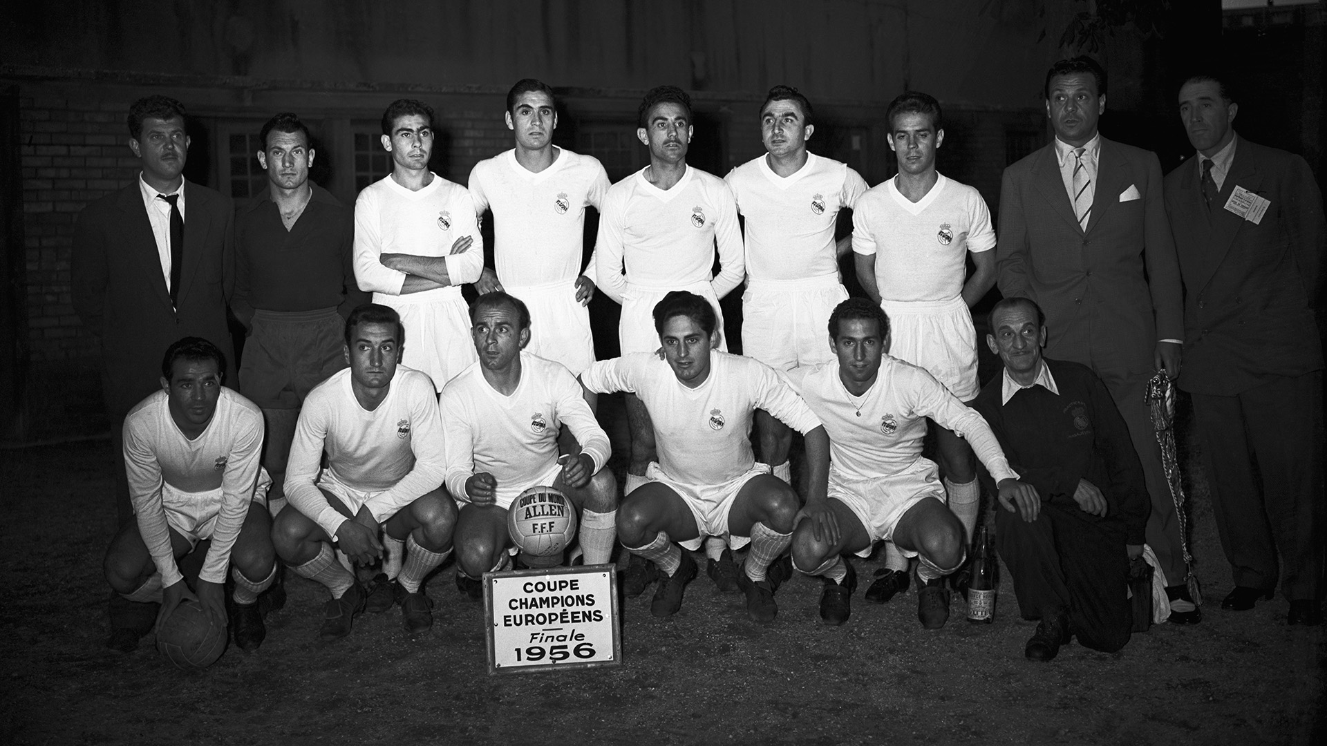 В сезоне 1955/56, когда «Реал Мадрид» впервые участвовал в клубном розыгрыше Кубка европейских чемпионов, «Реал» одержал окончательную победу над французским «Реймсом» со счетом 4:3. Командный портрет «Реала»