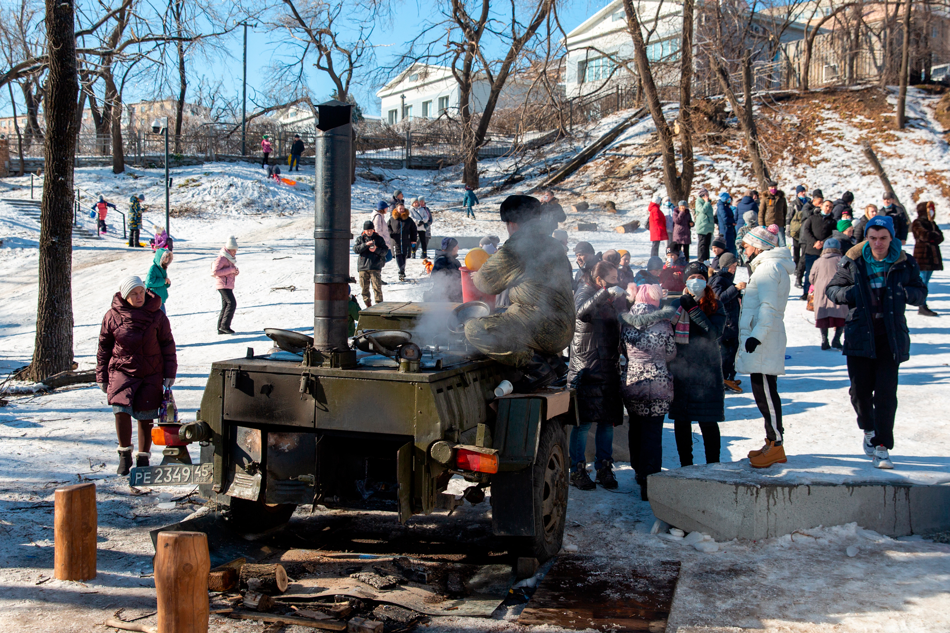 Местные жители стоят в очереди возле полевой кухни во Владивостоке
