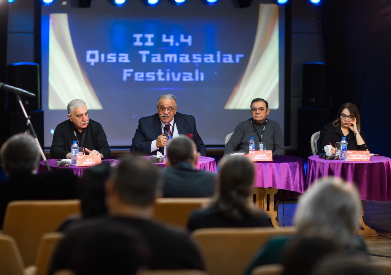 Ежедневные дебаты жюри: (слева-направо) Али Амирли, Джахангир Новрузов, Исрафил Исрафилов, Мехрибан Алекперзаде