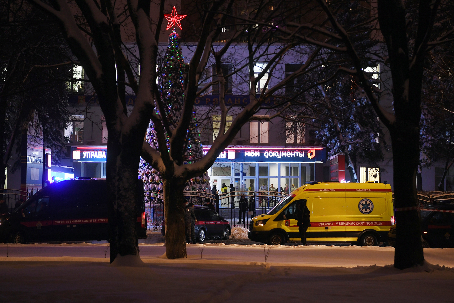 Автомобиль скорой помощи у многофункционального центра «Рязанский» в Москве, где произошла стрельба