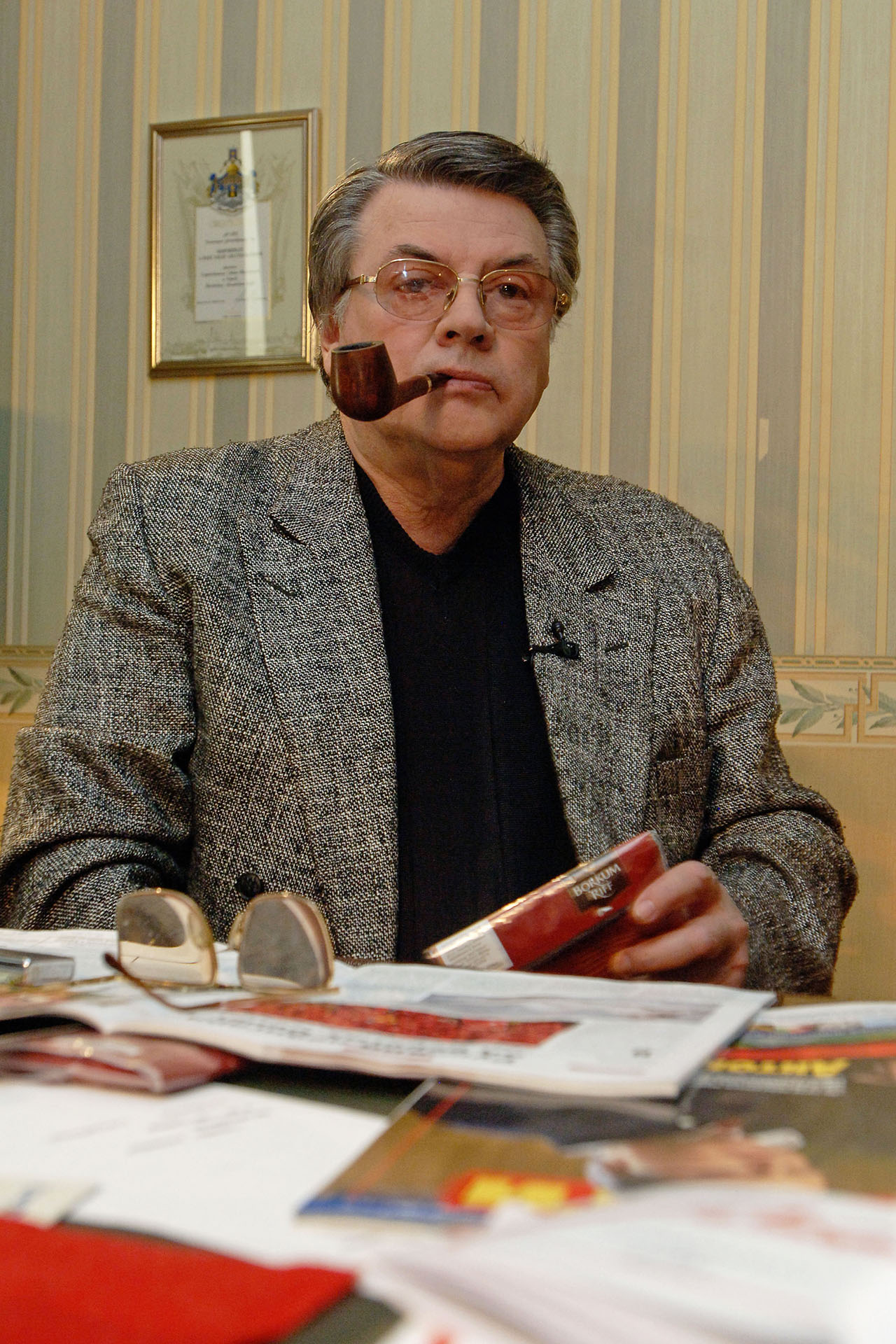 Художественный руководитель театра Сатиры Александр Ширвиндт в своем рабочем кабинете, 30 марта 2007 года