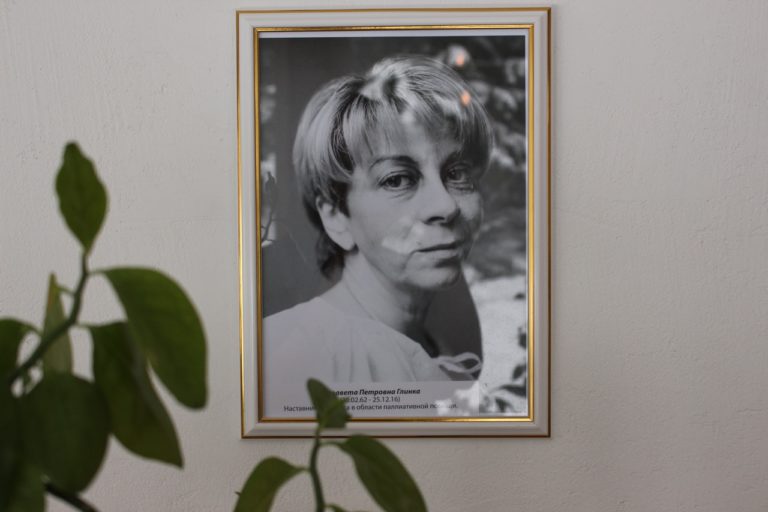 Мемориальный портрет Лизы Глинки в «Доме Радужного Детства»