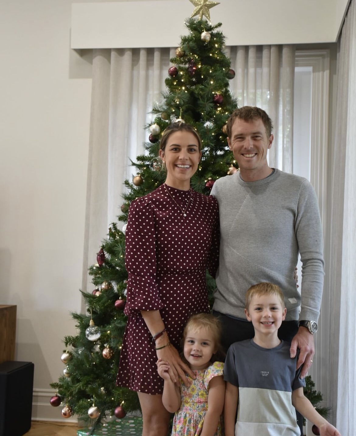 Деннис и Хоскинс с детьми. Фото было опубликовано 25 декабря 2023 года