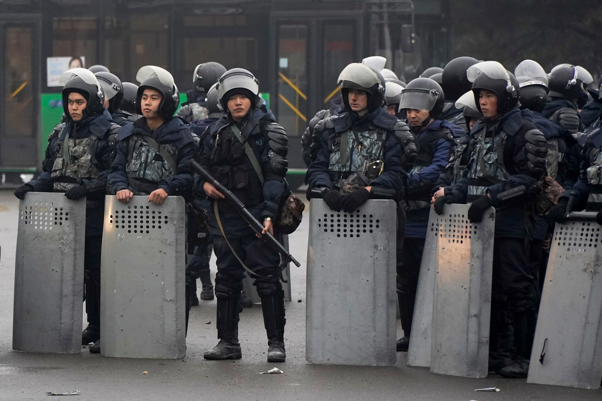 Казахстан. Алма-Ата. Сотрудники полиции во время акции протеста против повышения цен на сжиженный газ