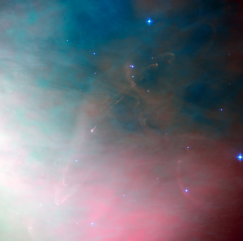 И снова туманность Ориона. Левее центра — очень молодая звезда. Внутри ее газопылевой оболочки формируются планеты. Точно так же примерно 5 миллиардов лет назад возникла и Земля