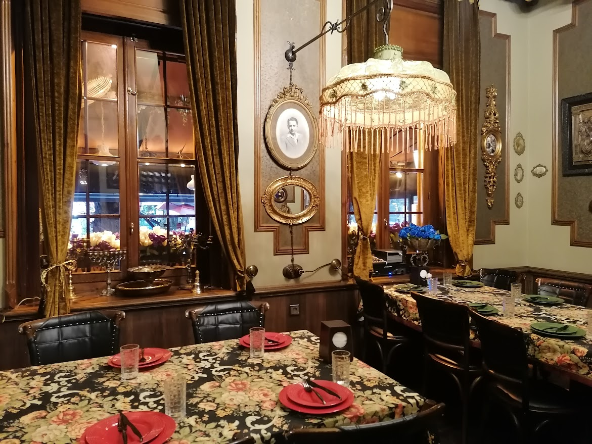 Интерьер ресторана «Tumanyan Khinkali» напоминает дом зажиточного купца в Закавказье Очень круто воспроизведена атмосфера на стыке веков, как в фильме 