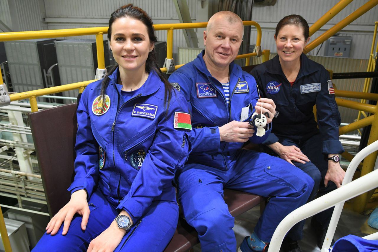 Экипаж корабля «Союз МС-25»: Марина Василевская (слева), Олег Новицкий и&nbsp;Трейси Дайсон