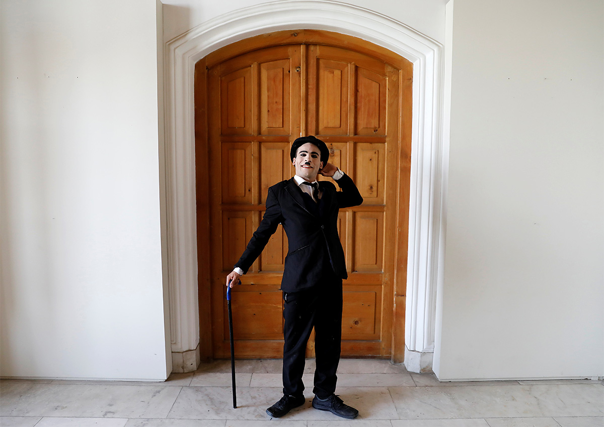 На родине Асир стал гримироваться и воспроизводить образ Чаплина, несмотря на протесты родителей. На фото: «афганский Чарли Чаплин» отыгрывает реакцию во время своей репетиции в Кабуле