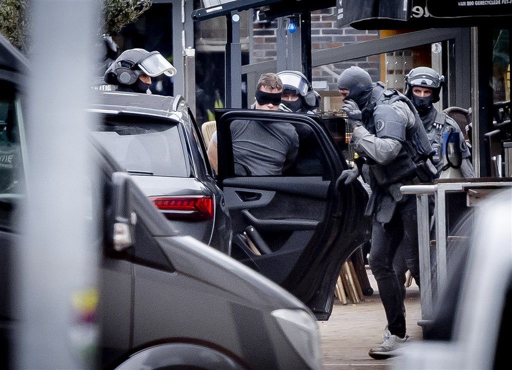 Полиция задерживает мужчину, взявшего заложников в Нидерландах