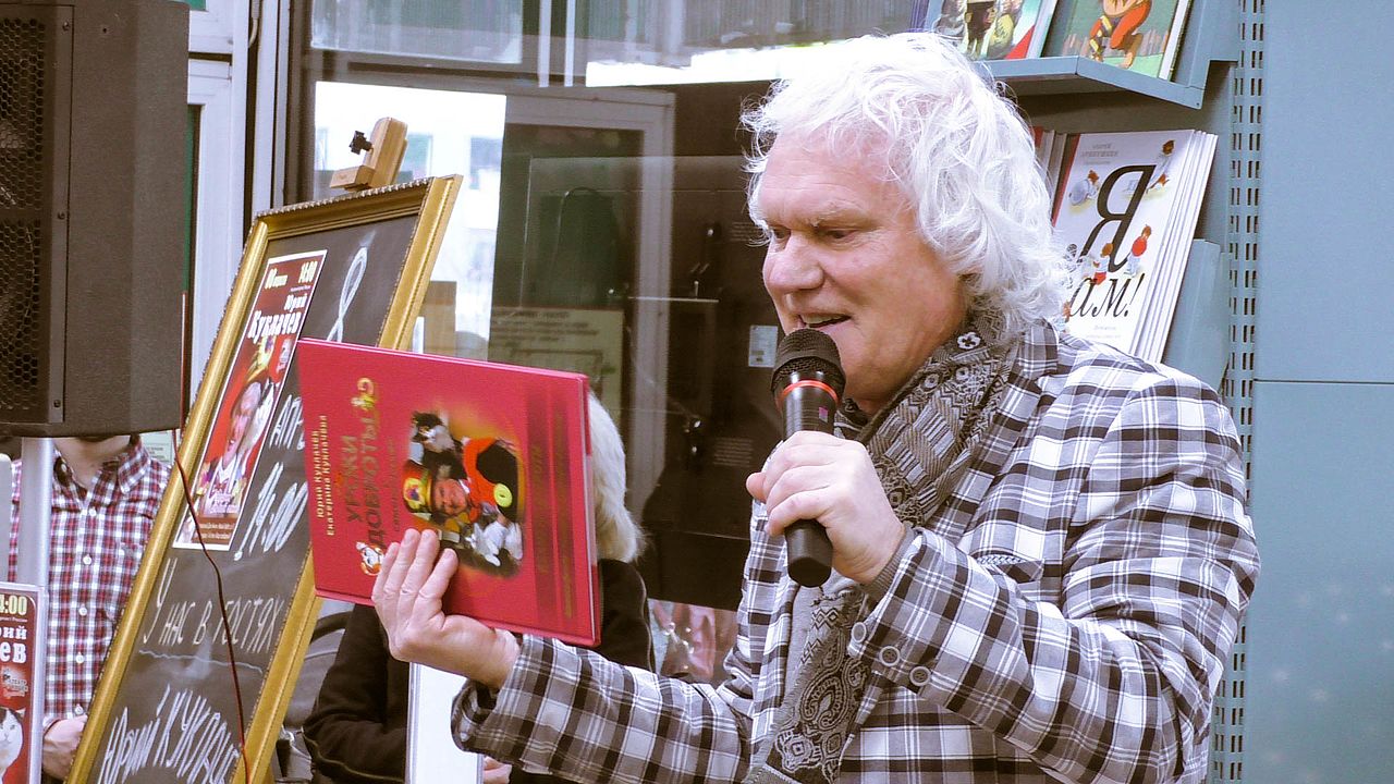 Юрий Куклачев со своей книгой «Уроки доброты», 2017