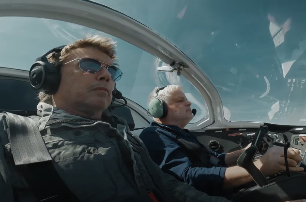 Жан-Мишель Жарр в летающем автомобиле AirCar