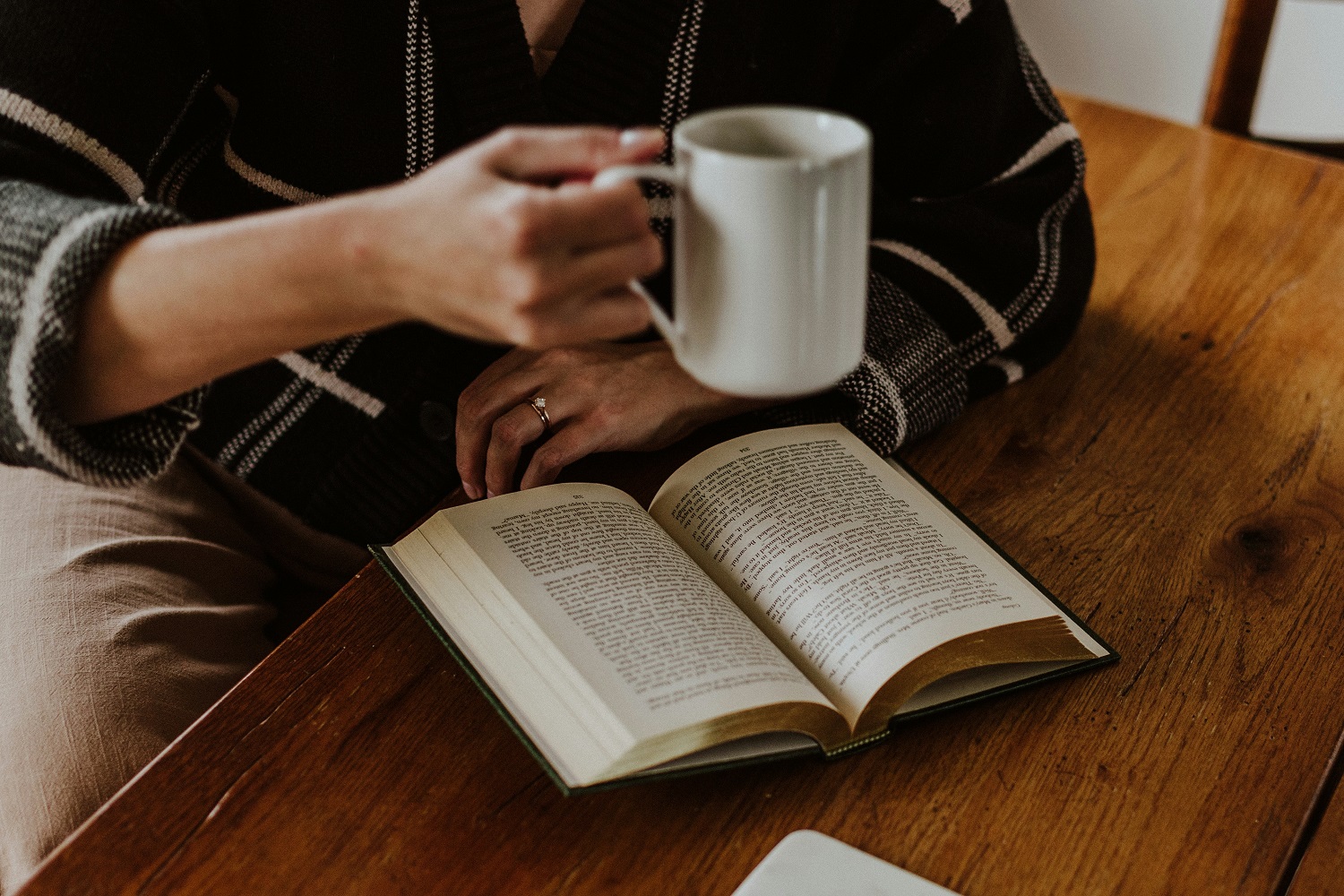 Россияне рассказали, какие книги читают в трудные периоды