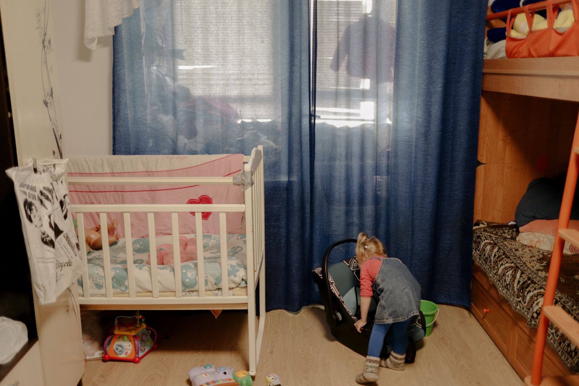 Камилла ищет свою игрушку в доме  Фото: Мария Гельман / VII Photo Agency для ТД