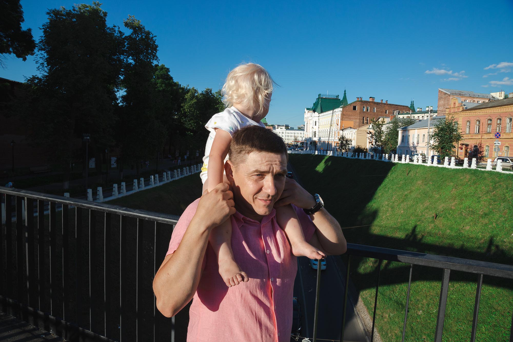 Денис возвращается с прогулки с семьей Фото: Алексей Шевцов для ТД