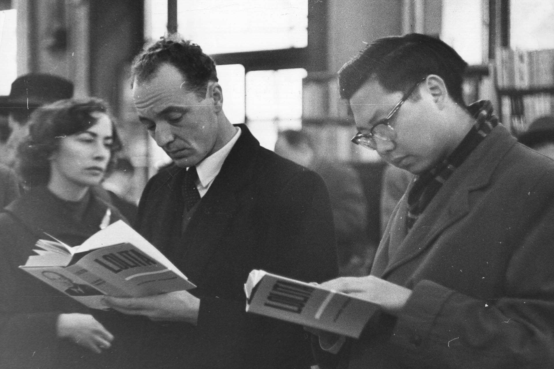 Покупатели лондонского книжного магазина читают бестселлер Владимира Набокова «Лолита», 1959 год 