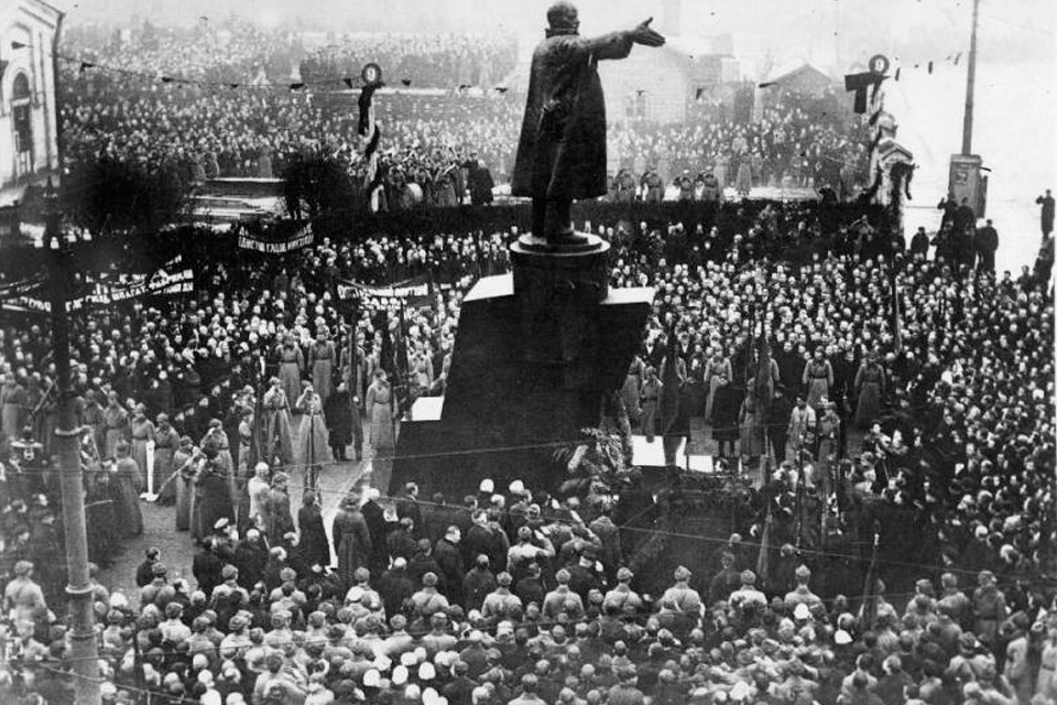 Несмотря на то что памятников Ленину до сих пор огромное количество и на первый взгляд они примерно одинаковые, некоторые из них стали знаменитыми. На фото торжественное открытие памятника Ленину у Финляндского вокзала в Ленинграде (1926 год)