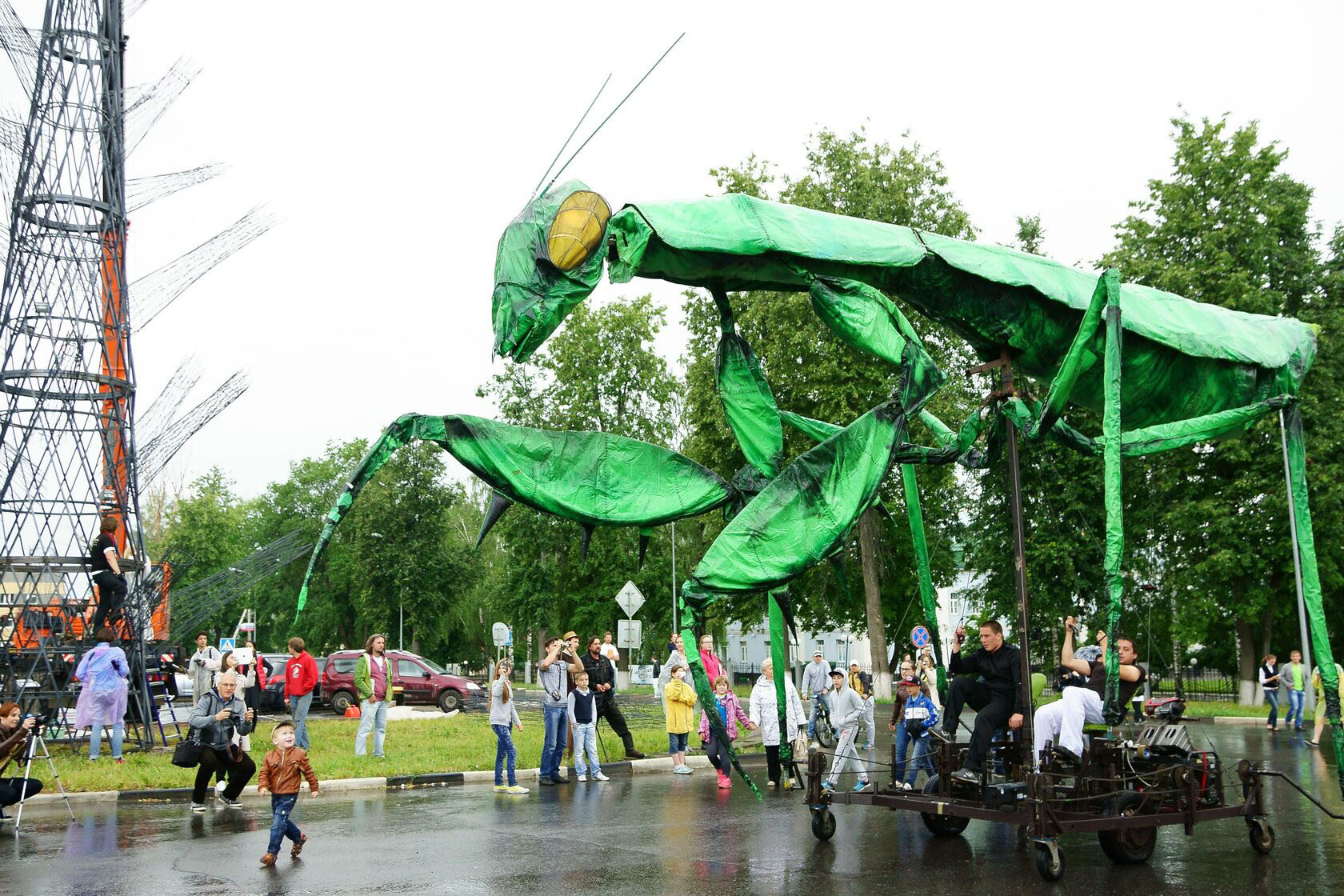 Уличный театр Sarruga, шоу Insects, 2014 год