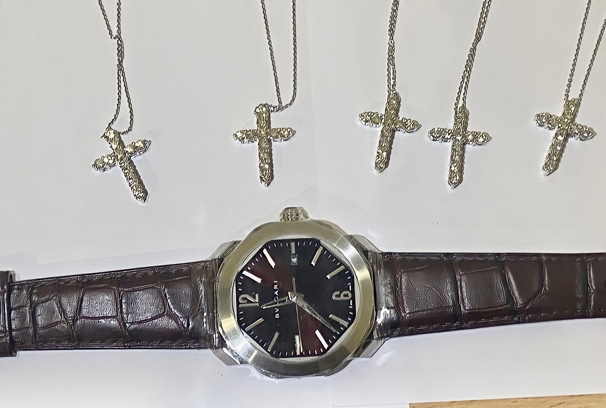Часы и кресты, обнаруженные в ручной клади пассажирки из Дубая