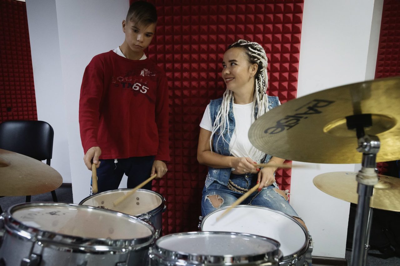 Марина занимается на барабанах и привела Данила на занятие Фото: Вадим Брайдов для ТД