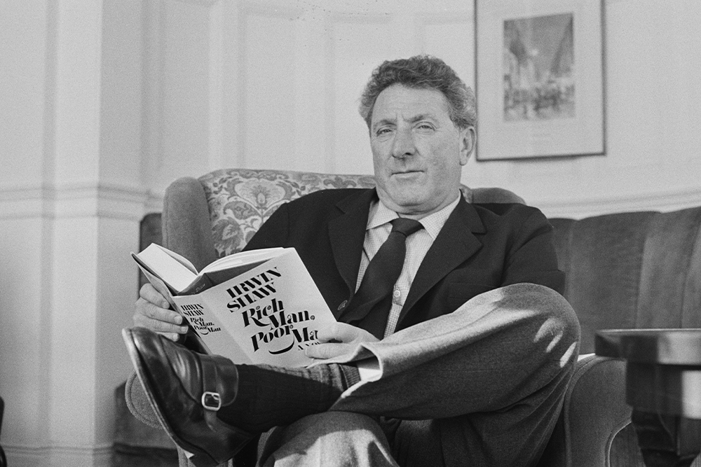 Ирвин Шоу с экземпляром своей последней книги «Богач, бедняк», 1970 год
