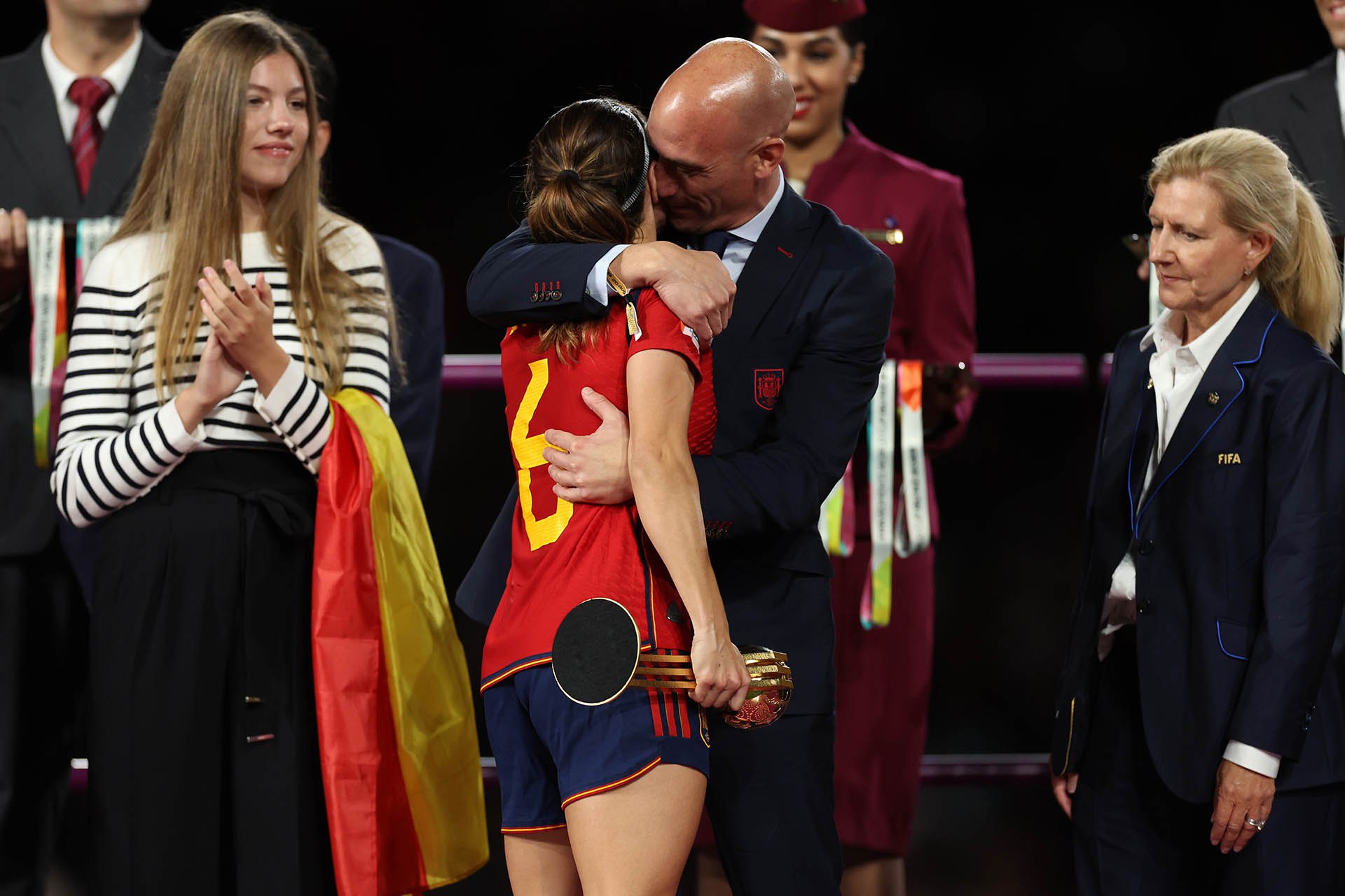 Луис Рубиалес приветствует Айтану Бонмати после финального матча чемпионата мира по футболу среди женщин между Испанией и Англией
