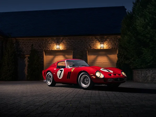 Гоночный автомобиль Ferrari 250 GTO, проданный на аукционе