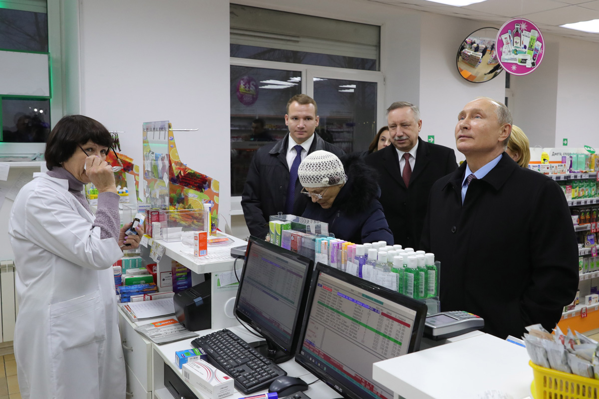 В ноябре Владимир Путин приехал с визитом в город Пушкин под Петербургом. Там он зашел в аптеку, где покупала лекарства пенсионерка. Женщина не узнала Путина и, проигнорировав его, заплатила за лекарства 2600 рублей — почти треть от своей пенсии. Позднее она пожалела, что не пожаловалась президенту на маленькую пенсию