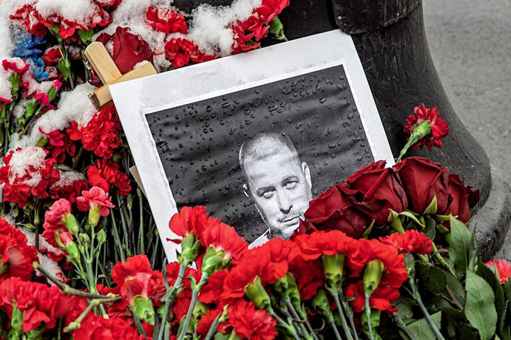 Цветы в память о погибшем Владлене Татарском на месте взрыва  у кафе на Университетской набережной, 3 апреля 2023 год