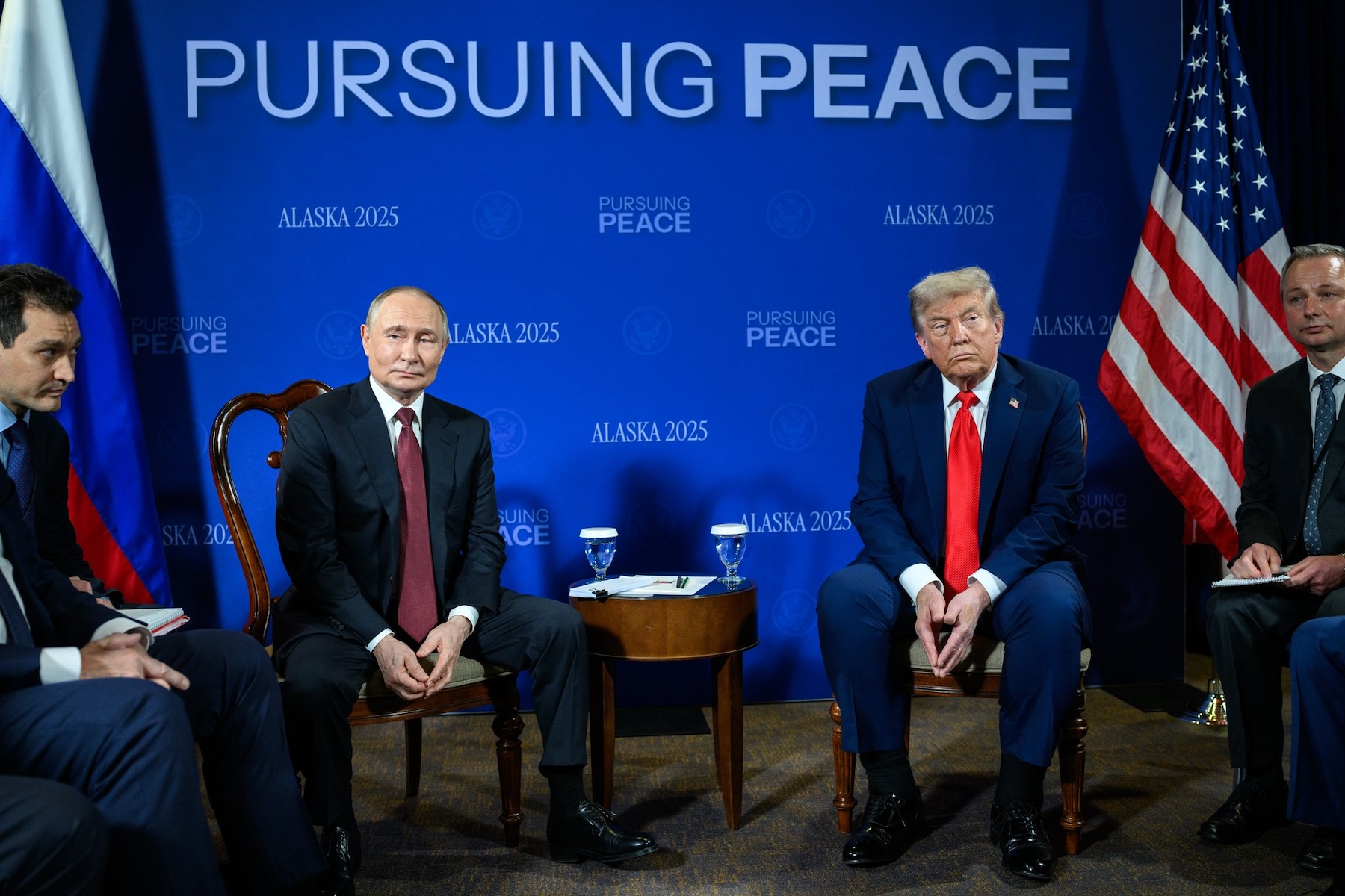 Владимир Путин и Дональд Трамп перед переговорами