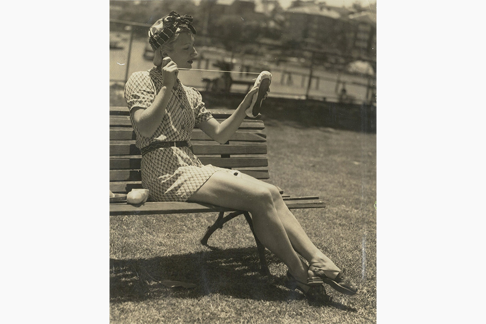 Балерина Татьяна Рябушинская  обшивает  свои пуанты, 1940 год