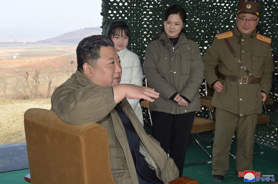 Ким Чен Ын на испытаниях ракеты с семьей