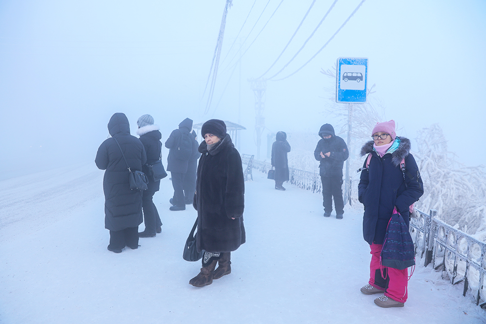 Люди на автобусной остановке, Якутск
