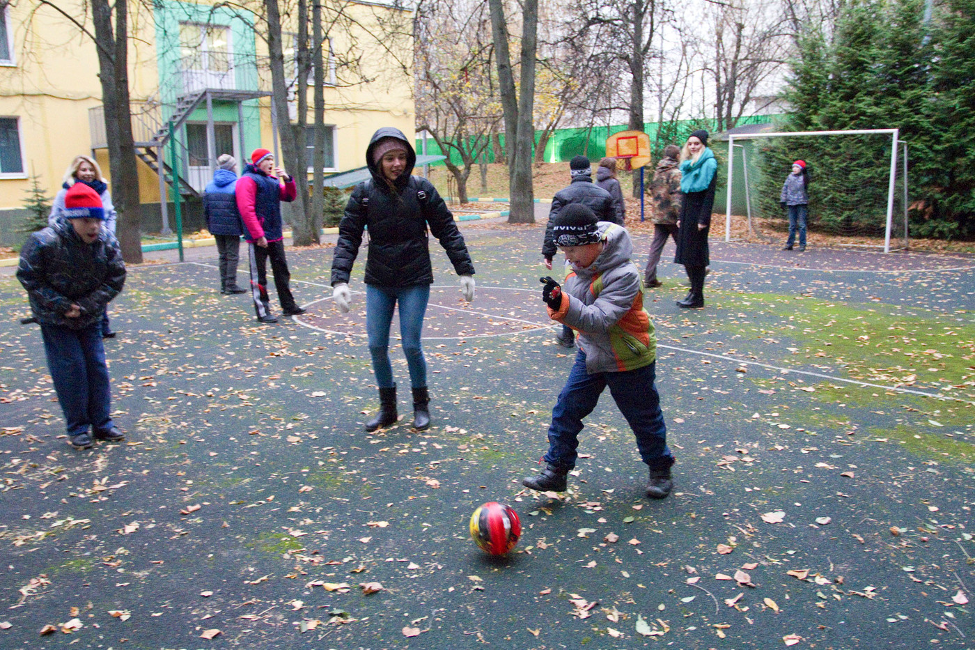 Сотрудники интерната не будут гонять с детьми в футбол. Волонтеры — будут! Из архива «Даниловцев»