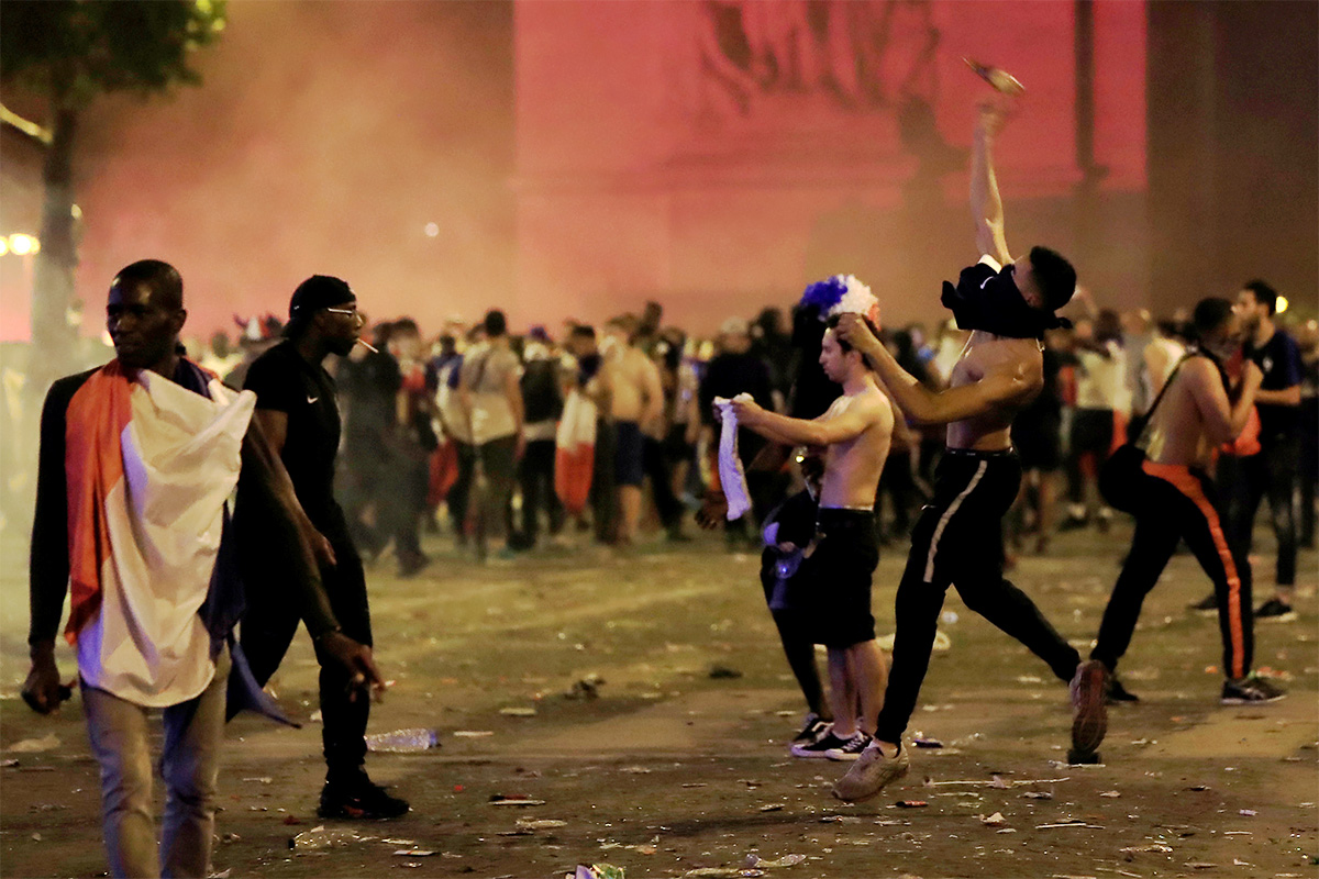 В некоторых районах парижа празднование переросло в массовые беспорядки