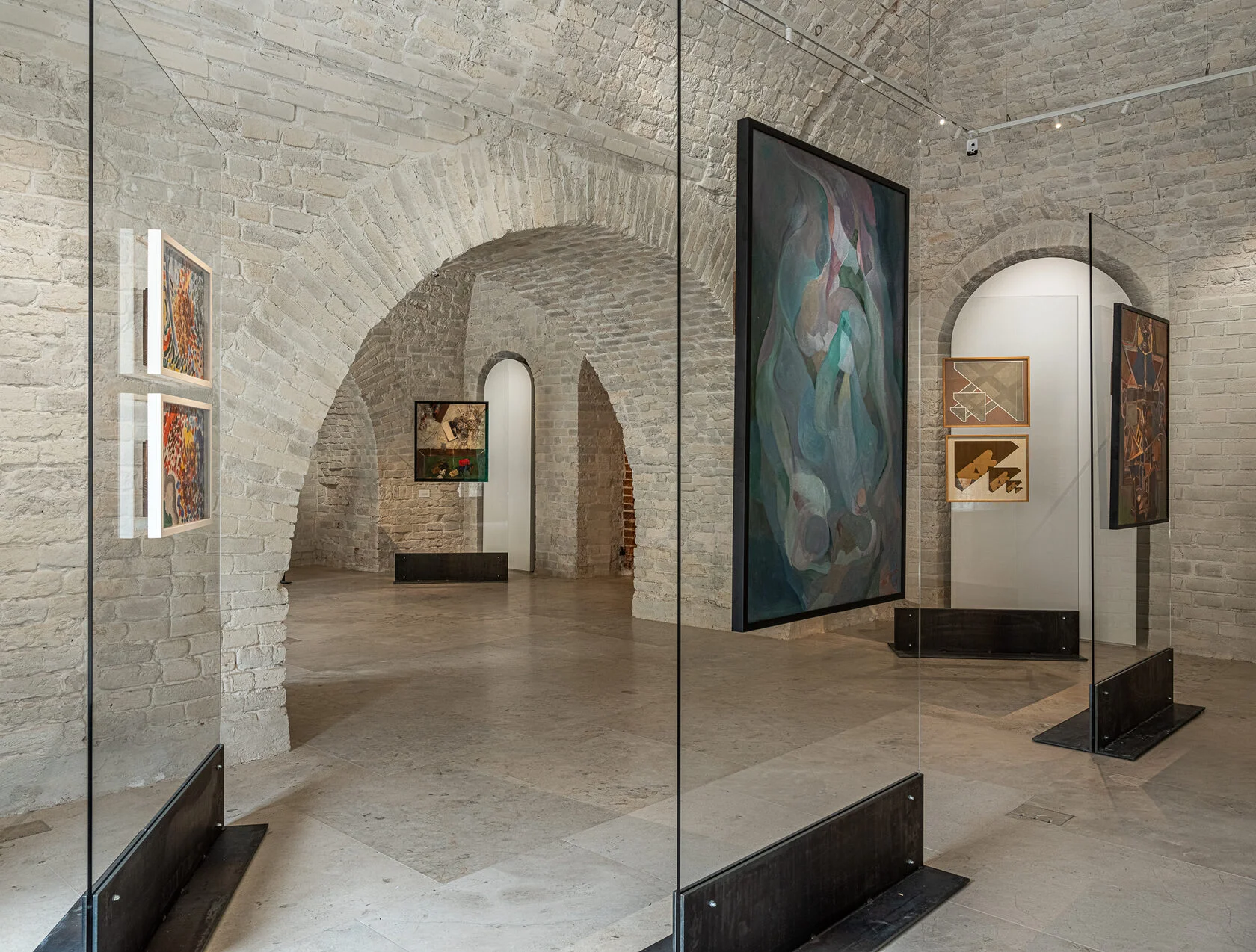 Интерьер галереи AZ/ART с работой Мастерковой на переднем плане