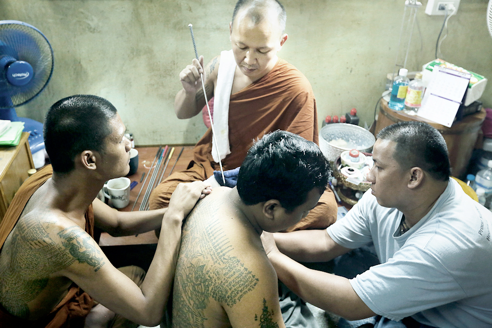 Традиция татуировки сак янт уходит корнями в кхмерский шаманизм. «Сак» означает «набивать», «янт» — от слова «янтра», на санскрите это значит «священный геометрический узор, созданный в соответствии с сакральной геометрической символикой». Янт содержит в своем узоре буддийские молитвы и магические элементы на языке пали, дающие обладателю здоровье или силу, защиту или благорасположение окружающих. Чем больше сак янт на теле человека, тем, так сказать, шире спектр магического влияния.