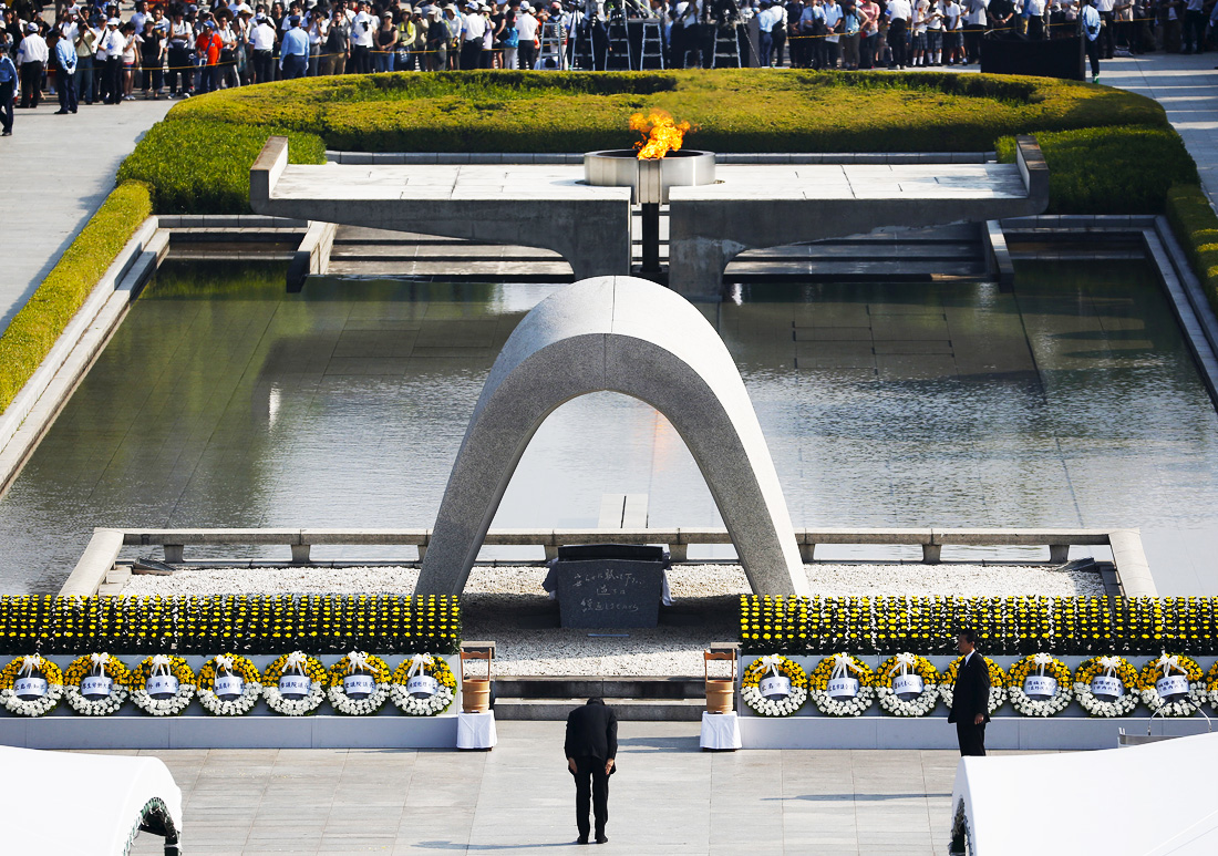Премьер-министр Японии Синдзо Абэ на церемонии в Мемориальном парке мира в Хиросиме