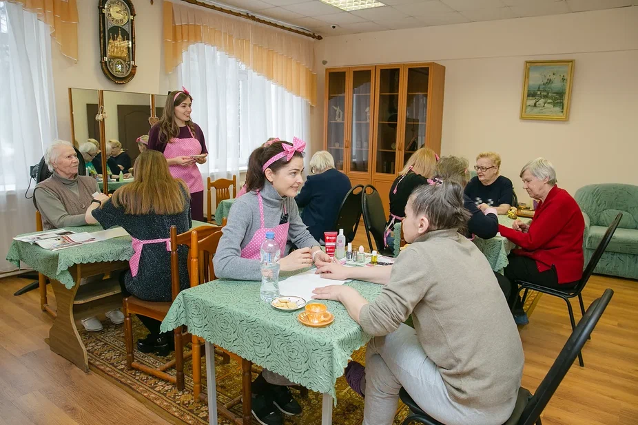 «Даниловцы» устроили маникюрный салон в одном из геронтоцентров. Фото из архива «Даниловцев»